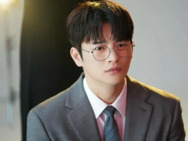 Seo In Guk đầy ngưỡng mộ trước sức hút của những người đối lập... Hậu trường chụp poster và sản xuất ra mắt (có video)