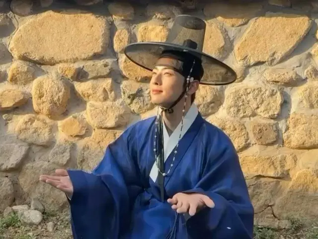 "ASTRO" Cha Eun-woo bị mê hoặc bởi Hanbok của anh ấy, trông rất đẹp với những bông hoa anh đào đầu mùa (có video)