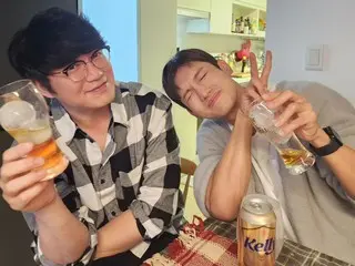 Ca sĩ Sung Si Kyung uống rượu vui vẻ cùng "TVXQ" Changmin