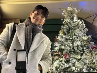 Diễn viên Wi HaJun mỉm cười ngọt ngào bên cây thông Noel