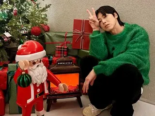 Trang phục hôm nay của "TVXQ" YunHo là áo len màu xanh lá cây... Lời chúc Giáng sinh dễ thương gửi tới người hâm mộ
