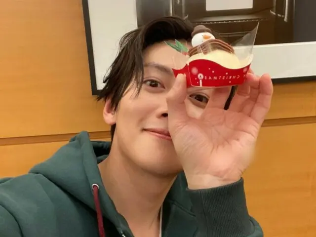 Ji Chang Wook cầm một chiếc bánh dễ thương và nói "Giáng sinh vui vẻ"...Nó mang lại nụ cười trên khuôn mặt anh ấy