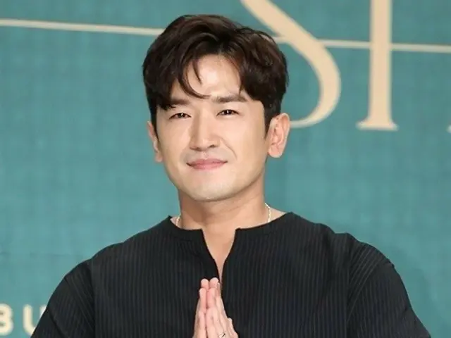 "SHINHWA" Lee min woo hóa thân thành họa sĩ và tham gia triển lãm quyên góp... Ngạc nhiên trước những diễn biến bất ngờ gần đây