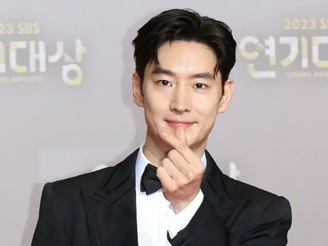 [Ảnh] Nam diễn viên Lee Je Hoon xuất hiện tại sự kiện thảm đỏ "SBS Drama Awards 2023"...Tài xế "người mẫu taxi" đáng tin cậy