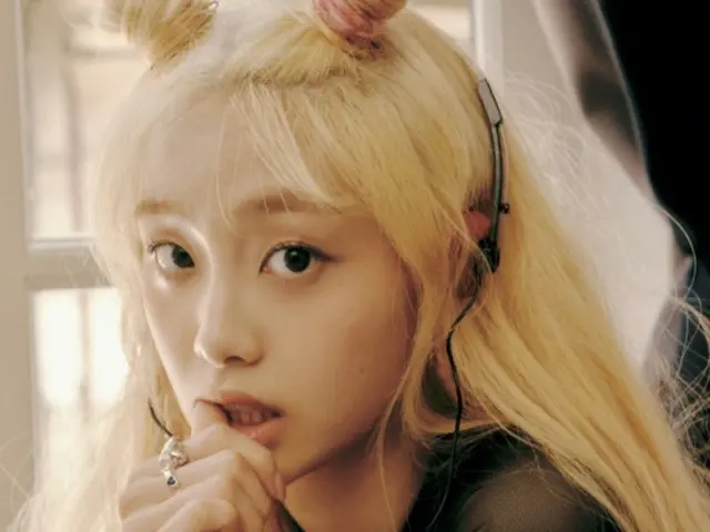 Ca sĩ solo CHUU (Kim JiWoo), được Billboard bình chọn là K-Pop xuất sắc nhất năm 2023, ``Nữ ca sĩ solo duy nhất''