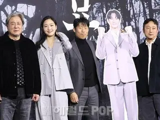 [Ảnh] Các diễn viên Choi Min Sik, Kim Go Eun, Yoo Hae Jin và các nhân vật chính khác của bộ phim "Breaking Tomb" đã tham dự buổi giới thiệu sản xuất...Lee Do Hyun đã tham gia cùng họ trên một bảng điều khiển có kích thước thật!