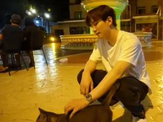 "2PM" Lee Junho chơi với mèo và tự chữa lành vết thương trong lịch trình bận rộn (có video)