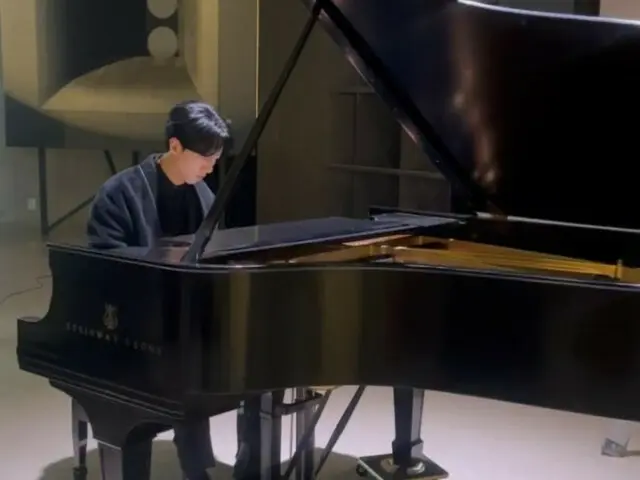 Lee Jung Shin của CNBLUE tiết lộ cách anh chơi đàn piano lớn, người hâm mộ hỏi: "Xin hãy cho tôi cả âm thanh nữa" (kèm video)