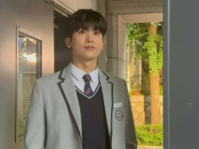 Park Hyung Sik trông ngây thơ trong bộ đồng phục khiến người ta khó tin rằng anh đã ở độ tuổi 30... "Hôm nay lại xem Real Thái Lan!"