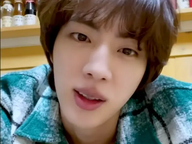 "BTS" JIN chào người hâm mộ ngay cả khi đang phục vụ trong quân đội... "Tôi luôn muốn gặp tất cả các bạn" (kèm video)