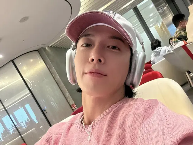 "CNBLUE" Jung Yong Hwa chào Seolnal (Tết Nguyên đán) từ phòng chờ sân bay...Trông thật đẹp trong chiếc áo len màu hồng