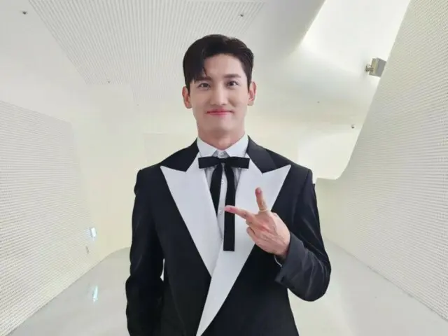 "TVXQ" Changmin tạo dáng trong bộ tuxedo bảnh bao với nụ cười dịu dàng