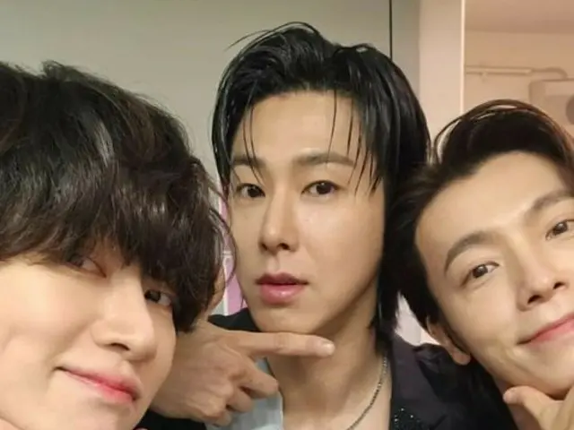 "TVXQ" YunHo tung ra hai shot hình rực rỡ với "SUPER JUNIOR" Heechul và Donghae