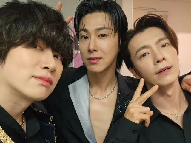 “SUPER JUNIOR” Heechul chụp ảnh cùng “TVXQ” YunHo và Donghae sau “SMTOWN LIVE”… “Show Me Your Love”