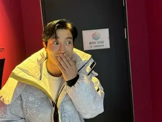 "SUPER JUNIOR" Siwon vui vẻ chụp ảnh trước phòng thay đồ của "LE SERAFIM"