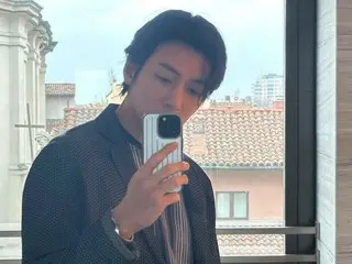 Nam diễn viên Ji Chang Wook chụp ảnh selfie trước gương với thành phố Milan ở phía sau