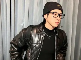 "TVXQ" YunHo mặc trang phục đen với kính gọng đen ... Hôm nay cũng là một diện mạo bạn trai tuyệt vời