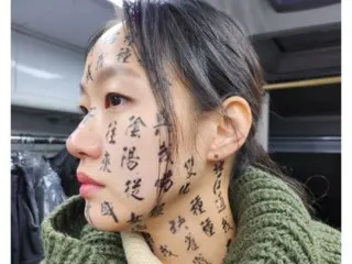 Kim Go Eun bị khắc kinh trên mặt... Hậu trường cắt từ phim "Ngôi mộ tàn"