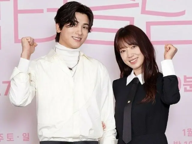 Park Hyung Sik và Park Sin Hye lần đầu tiên xuất hiện cùng nhau trên “Dubai Friends” tại Hàn Quốc…do sự nổi tiếng toàn cầu của “Doctor Slump”