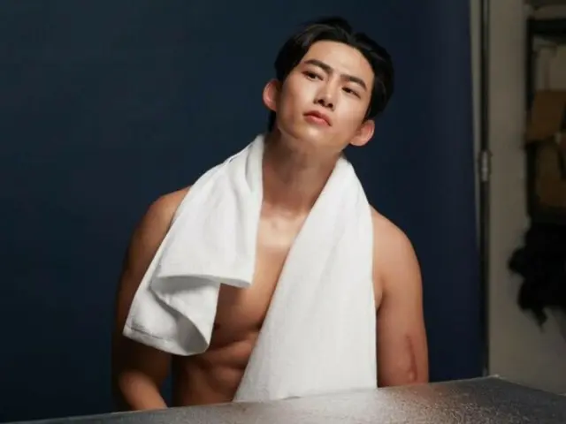 Mặt sau của "2PM" Taecyeon cũng sexy...Thể hình cơ bắp của anh ấy lộ ra