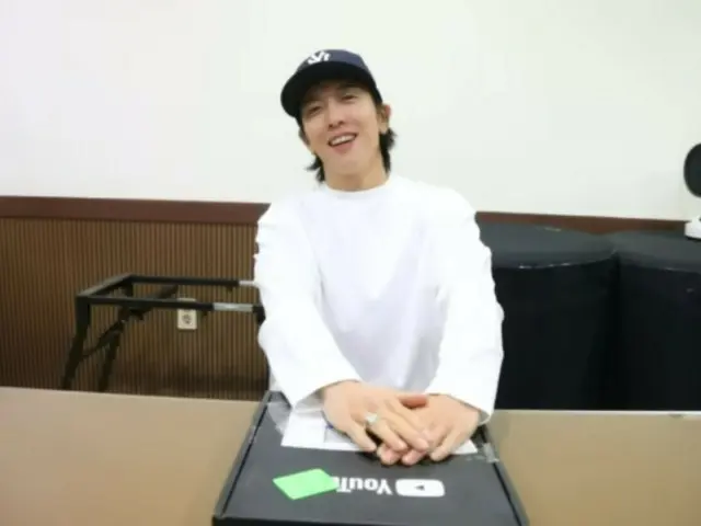 "CNBLUE" Jung Yong Hwa mở chiếc khiên bạc trên YouTube...Chia sẻ niềm vui với người hâm mộ (có video)