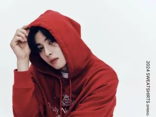 ''ASTRO'' Cha Eun Woo quyến rũ trong áo hoodie đỏ