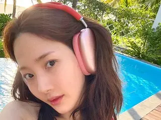 Nữ diễn viên Park Min Young đeo tai nghe màu hồng và trông thuần khiết, tươi tắn khi không trang điểm.