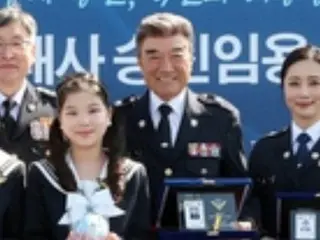 Nam diễn viên Lee Deok-hwa được thăng chức cảnh sát sau 7 năm làm đại sứ quan hệ công chúng cho Cảnh sát biển!