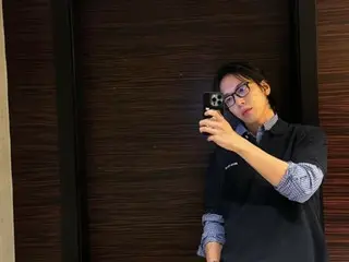 "CNBLUE" Jung Yong Hwa trông thông minh với cặp kính đen... "2PM" Jun. K cũng bình luận (có video)