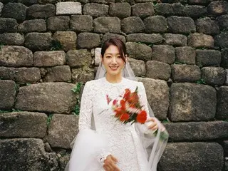 Nữ diễn viên Park Sin Hye xinh đẹp trong chiếc váy cưới mini, khó tin cô đã là bà mẹ một con.