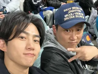 Taecyeon của 2PM xem trận đấu Seoul Series LA Dodgers vs. SD Padres trong MLB World Tour