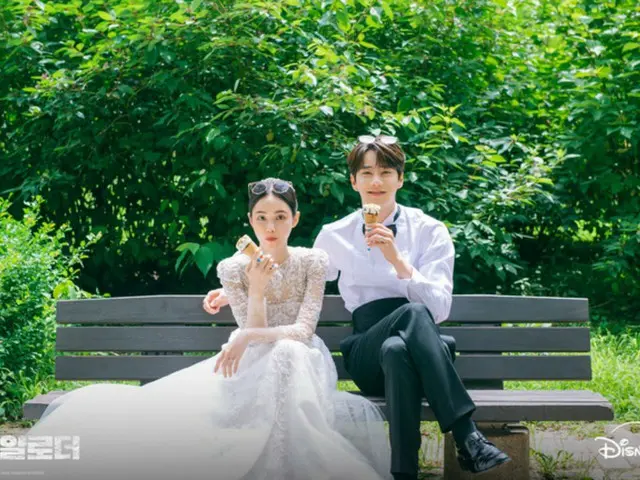 "Người thừa kế bất ngờ" Lee Jun Young (U-KISS Jun) và Hong Soo Joo tung ảnh cưới ngọt ngào... Cặp đôi đẹp