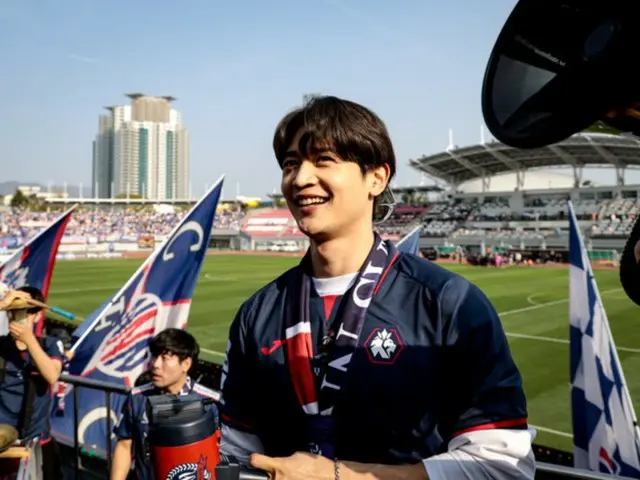 Minho của SHINee tham gia với tư cách cổ động viên trong trận đấu trên sân nhà của Cheongju FC do cha anh ấy huấn luyện...Ghi nhận lượng khán giả lớn nhất kể từ khi thành lập công ty là 10.907 người