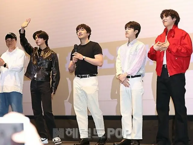 [Ảnh] Các diễn viên Son Sukku, Kim Sung Cheol và những người khác tham gia màn chào sân khấu cuối cùng của bộ phim "Comment Squad"...Bầu không khí tràn ngập sự tiếc nuối.