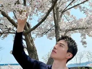 Vẻ điển trai của nam diễn viên Lee Dong Wook nở rộ dưới tán hoa anh đào nở rộ