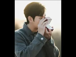 Nam diễn viên Kim Soo Hyun tiết lộ cảnh hậu trường của bộ phim "Queen of Tears"... Anh ấy trông thật đáng yêu khi cầm một chiếc nhẫn.