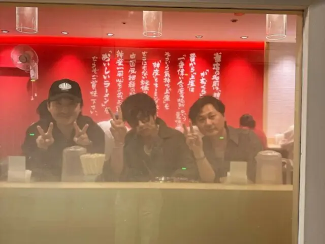 Ban nhạc `` CHIMIRO '' của Jang Keun Suk chụp ba cảnh tại một nhà hàng ramen ... ``Chúa tràn ngập tình yêu''