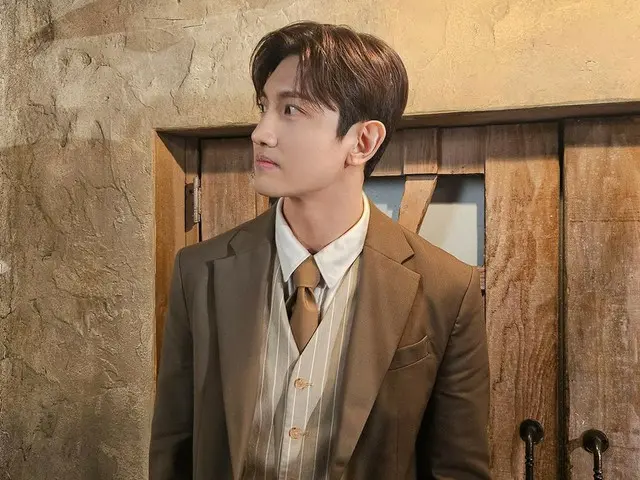 “TVXQ” Changmin tung ra bức ảnh hậu trường buổi chụp hình profile của anh ấy cho vở nhạc kịch “Benjamin Button”… “Bản thân Benjamin”