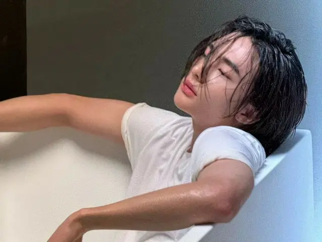 "Stray Kids" Hyunjin tung ảnh cực ngầu khi ngâm mình trong bồn tắm với mái tóc ướt