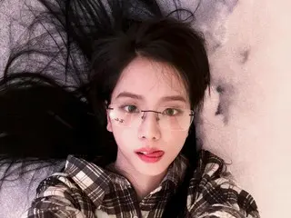 "BLACKPINK" Jisoo, tại sao ngay cả khi nằm và đeo kính vẫn đáng yêu đến thế?