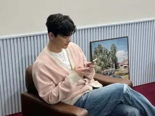 Seo In Guk trông thoải mái trong chiếc áo len màu hồng... Không biết anh ấy đang nhìn gì trên điện thoại thông minh?