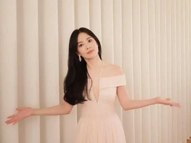 Nữ diễn viên Song Hye Kyo khoe vẻ đẹp nữ thần trong bộ váy hồng nhạt
