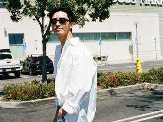 Nam diễn viên Park Seo Jun trông tươi tắn trong chiếc áo sơ mi trắng và quần denim