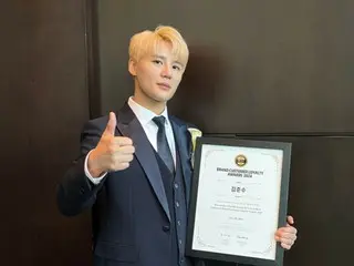Kim Jun Su (Xia) nhận được ``Giải thưởng Khách hàng trung thành với thương hiệu''... ``Nó có ý nghĩa hơn rất nhiều vì đây là lần đầu tiên tôi giành được giải thưởng này.''