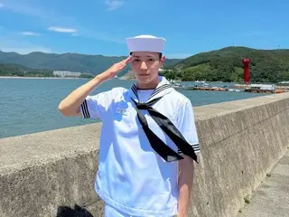 "NCT" TaeYeon tung ảnh lễ tốt nghiệp hải quân của mình...Thủy thủ dễ thương