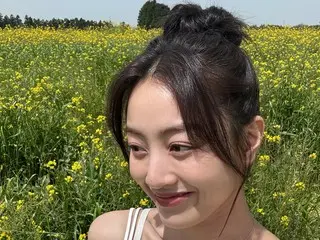 "TWICE" Jihyo toát lên sức hút sảng khoái giữa cánh đồng hoa cải