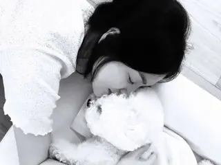 Song Hye Kyo chụp ảnh vui vẻ bên chú chó cưng... Nhai má ♥