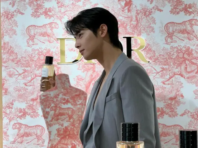 ''ASTRO'' Cha Eun Woo bị hoàng tử Dior hớp hồn