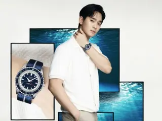 Nam diễn viên Kim Soo Hyun tung ra ống đồng của một chiếc đồng hồ có vẻ ngoài bảnh bao