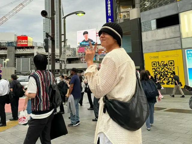 Nam diễn viên Chae Jong Hyeop chụp ảnh mình trước bảng thông báo điện tử ở Shibuya... “Là tôi đây.”